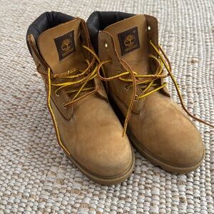 Timberland boot
Size 4.5
Barely worn